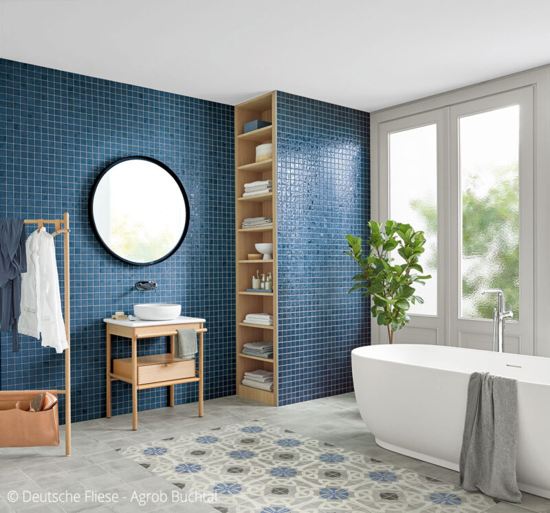 Bad mit Mosaikfliesen blau