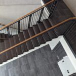 Treppenhaus mit anthrazitfarbenen Fliesen