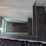 Treppenhaus mit anthrazitfarbenen Fliesen