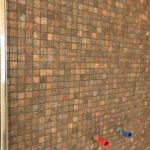Dusche mit Mosaik in braun