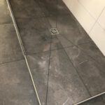 geflieste Dusche mit Punktablauf