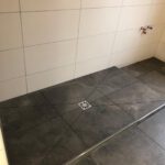 geflieste Dusche mit Punktablauf
