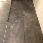 geflieste Dusche mit Punktablauf
