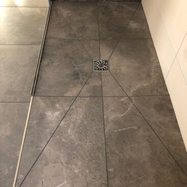 geflieste Dusche mit Punktablauf