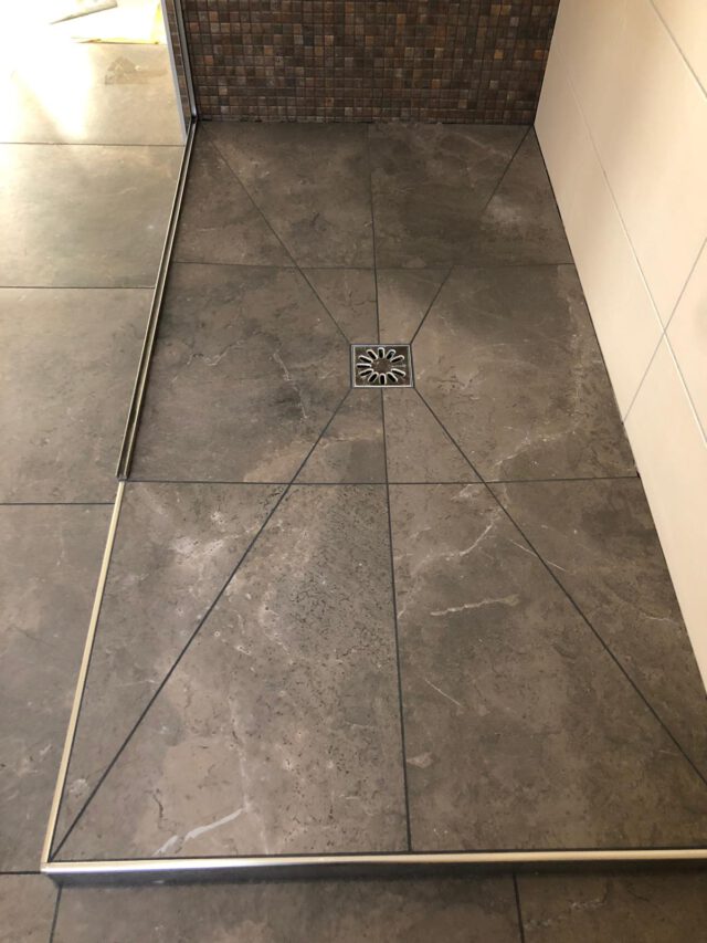 geflieste Dusche mit Punktablauf