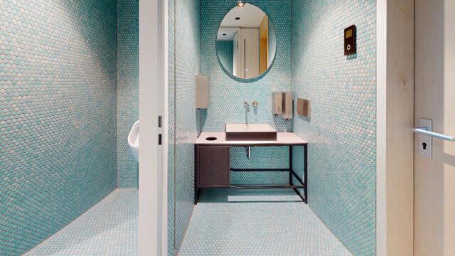Knopfmosaik blau WC