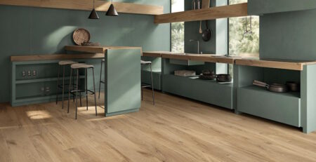 Fliese in Holzoptik in einer grünen Küche