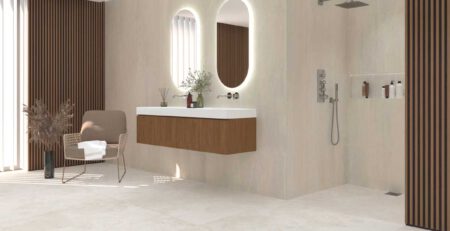 Bad mit Feinsteinzeug beige