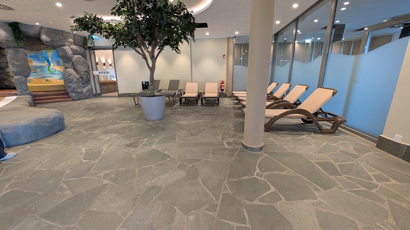 17761528902012 Fliesenarbeiten im Wellness- und Liegebereich mit Natursteinoptik