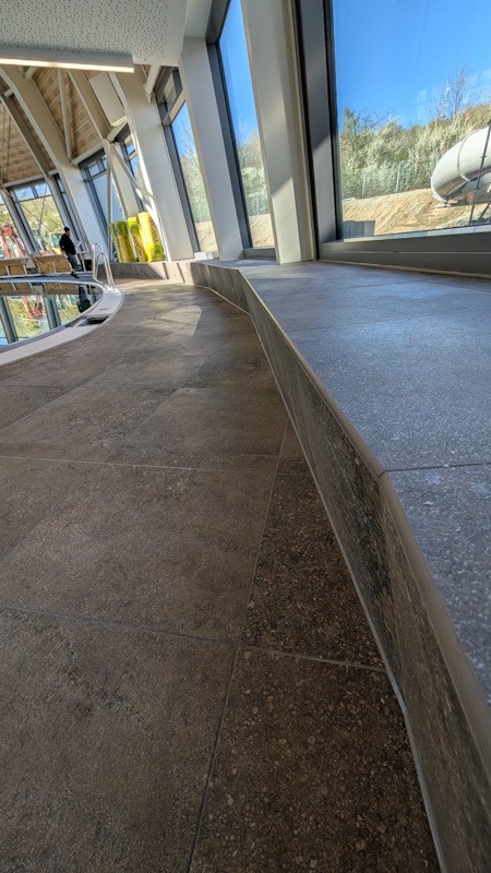 17761528904027 Detailaufnahme gefliester Sockel- und Fensterbereiche im Schwimmbad