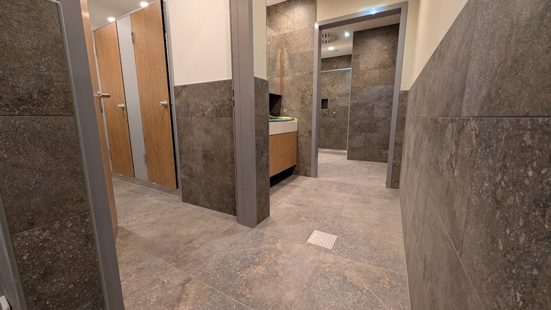 17761528906656 Moderne Sanitäranlage mit großformatigen Wand- und Bodenfliesen