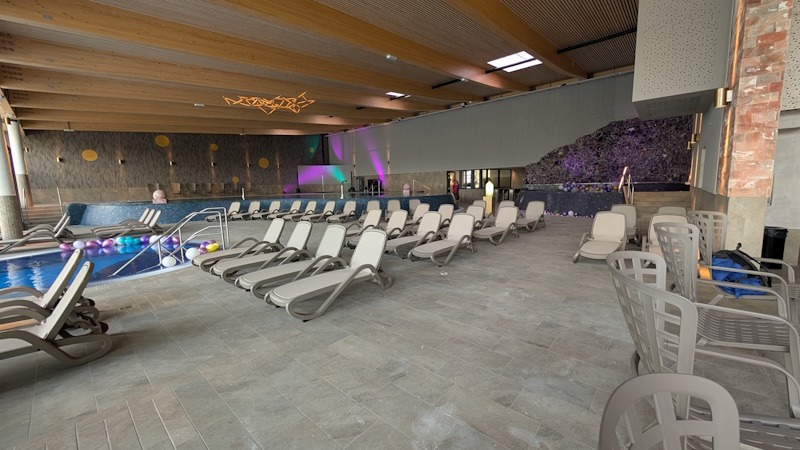 PXL_20260701_082126443.MP Panorama der Salz- und Kristalltherme im Miramar Weinheim mit gefliesten Becken, Liegebereich und stimmungsvoller Beleuchtung