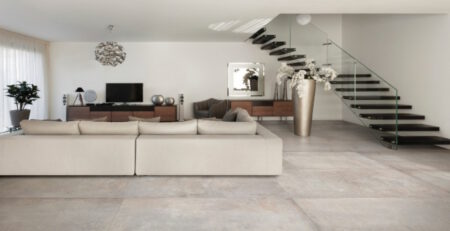 Moderner Wohnbereich mit Faro Ceramiche Orion Bianco Feinsteinzeug in 60 x 120 cm